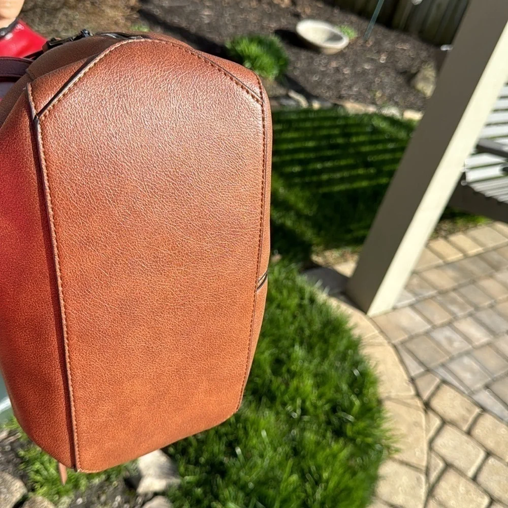 REALER~WOMENS~BROWN~SOFT FAUX LEATHER~SHOULDER BAG~LOTS OF POCKETS~PRE-OWNED~BR